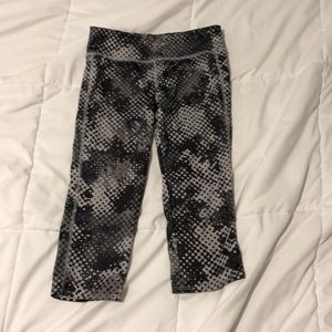 Old Navy Women’s Athletic CAPRI Leggings